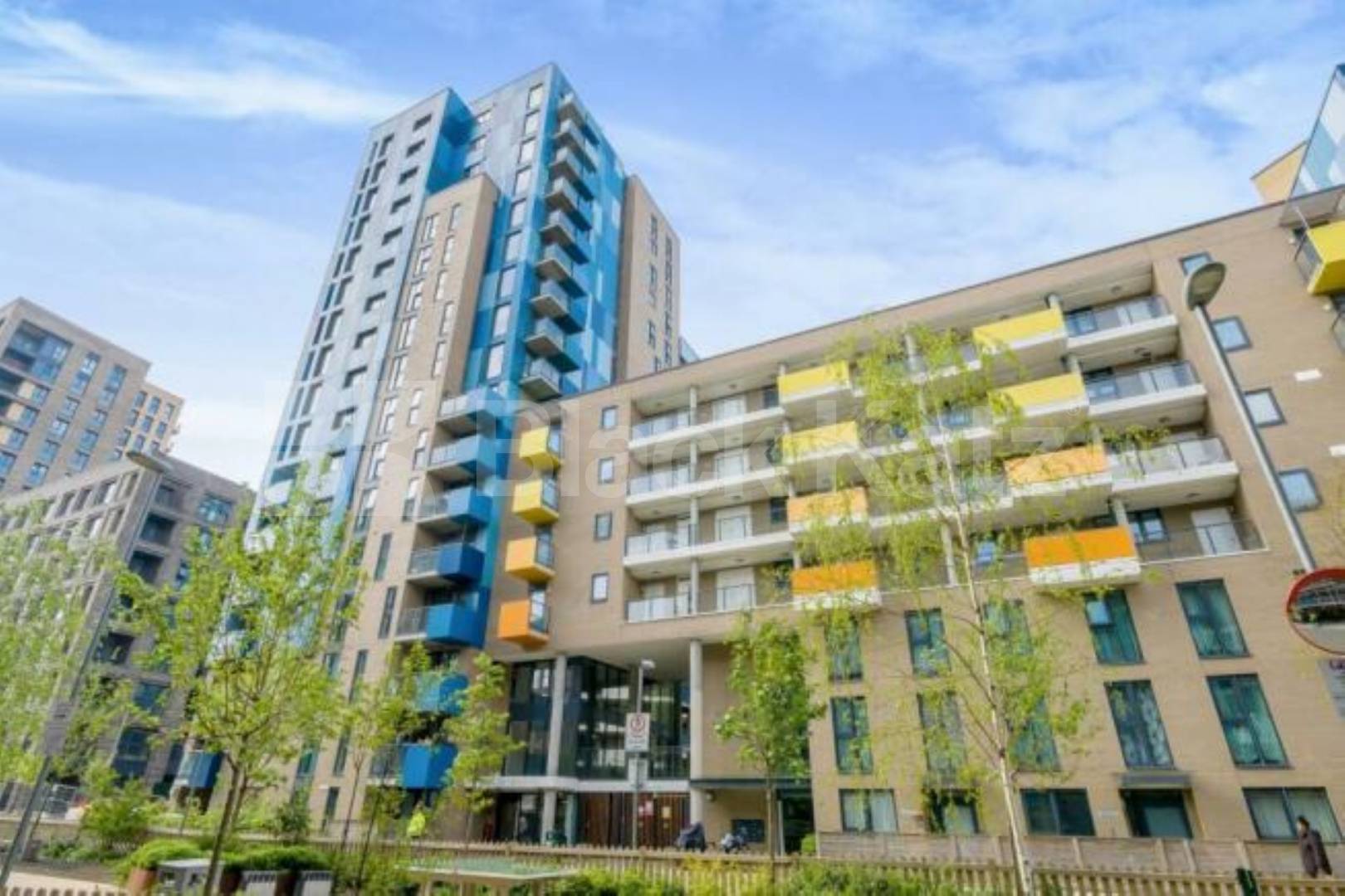 Modern Two-Bed Apartment in Central Park Development  in Greenwich Parkside Avenue SE10, Greenwich